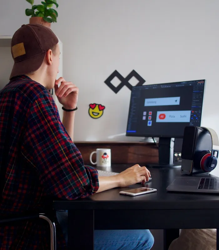Diseñador trabajando en la interfaz de un sitio web